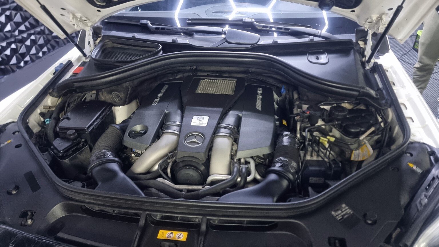 Motorraum eines Mercedes AMG
