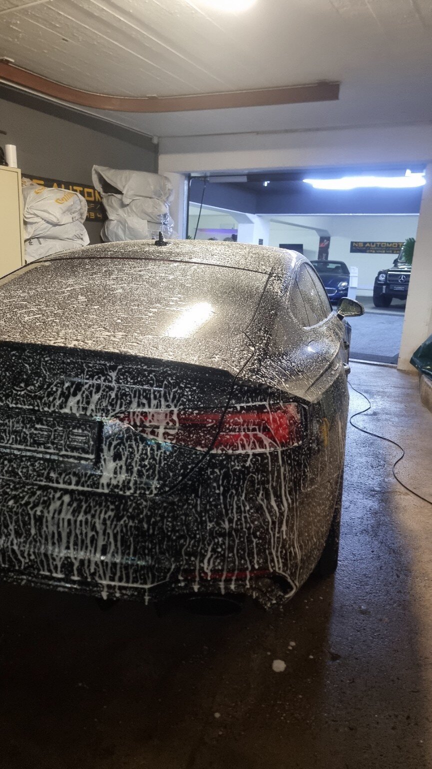 Audi mit Reinigungsschaum während der Aussenreinigung