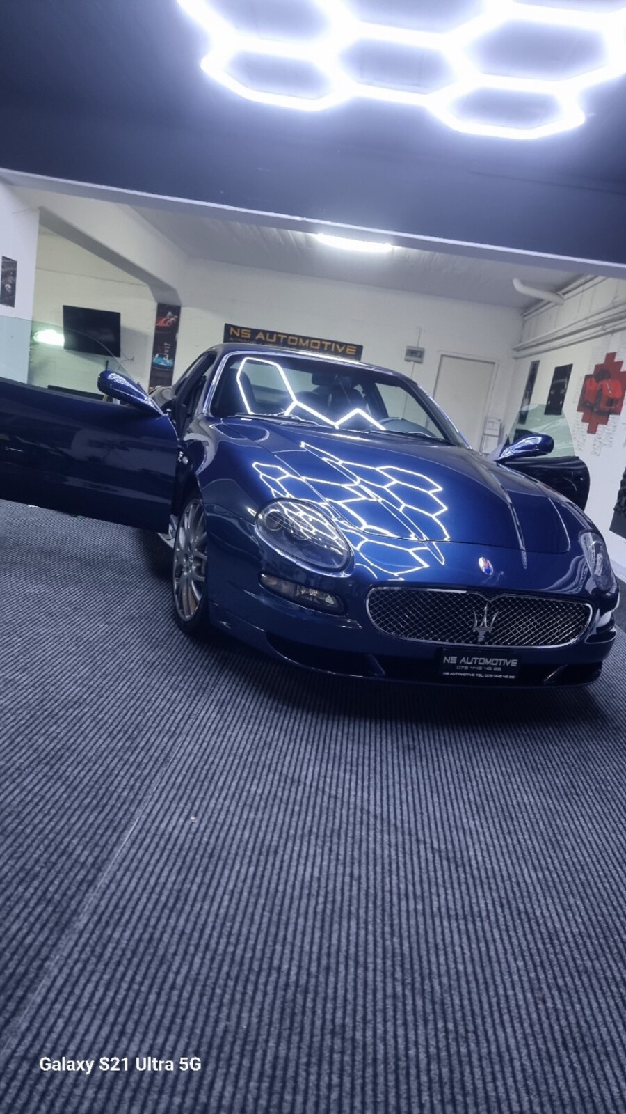 Blaue Maserati bei der Fahrzeugaufbereitung in der Garage von NS Automotive